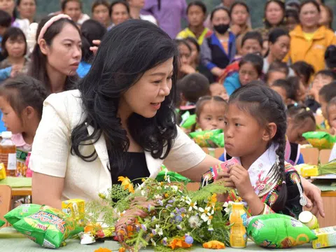 Phu nhân Tổng Bí thư Tô Lâm tặng quà trẻ em vùng cao Điện Biên