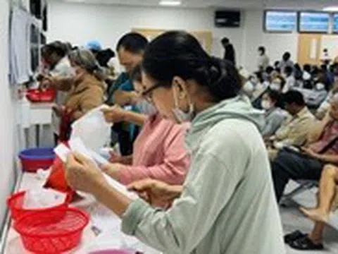 Đợi nửa ngày để được khám 3 phút, sao không cấp phát thuốc tại trạm y tế, đỡ phiền hà bệnh nhân?