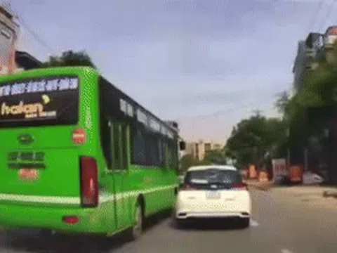 CLIP: Tài xế xe buýt vượt ẩu gây va chạm giao thông, bị phạt 5 triệu đồng và trừ 2 điểm GPLX