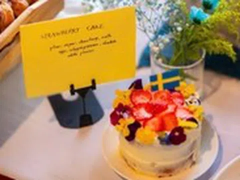 Vòng hoa, bánh dâu và niềm vui Midsummer
