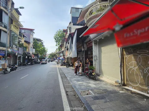 Hà Nội: Hàng loạt cửa hàng kinh doanh trên phố cổ 'cửa đóng then cài'