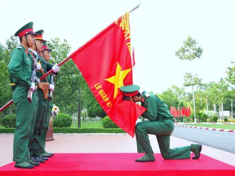 Chiến sĩ Công binh, Hóa học tuyên thệ sẵn sàng chiến đấu dưới Quân kỳ Quyết thắng