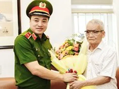 Thiếu tướng Mai Hoàng, phó giám đốc Công an TP.HCM thăm, chúc thọ các cụ cao tuổi