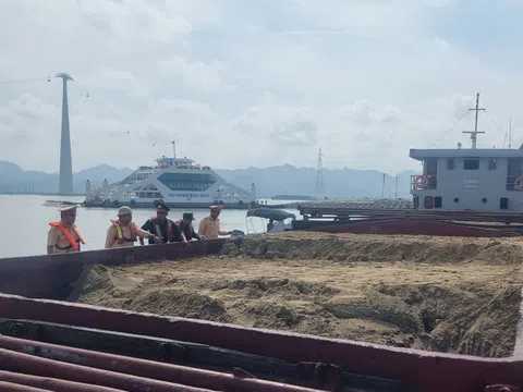 Bắt giữ tàu chở cát không rõ nguồn gốc từ biển vào nội địa