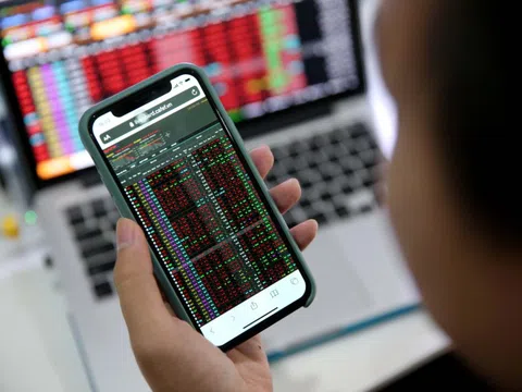 Cổ phiếu nhỏ hút tiền, chứng khoán vẫn gặp khó