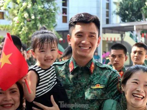 Quân khu 4, tỉnh Nghệ An đón, tặng quà lực lượng Quân khu 7 tham gia diễu binh kỷ niệm 80 năm Quốc khánh