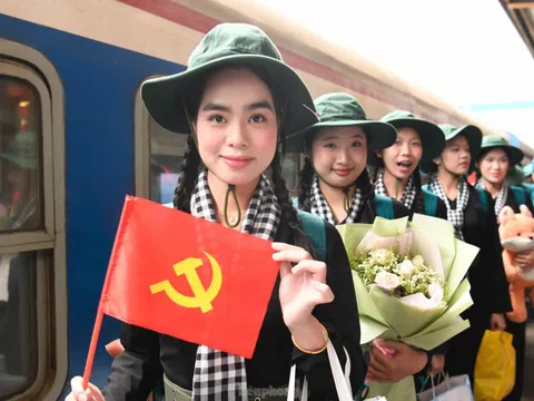 Nét đẹp nữ chiến sĩ sao vuông và du kích miền Nam trong nắng hạ Thủ đô