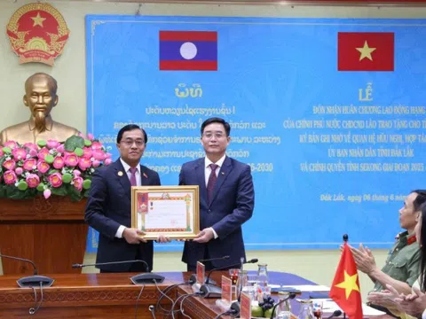 Đắk Lắk đón nhận Huân chương Lao động hạng Nhất của Chính phủ Lào tặng