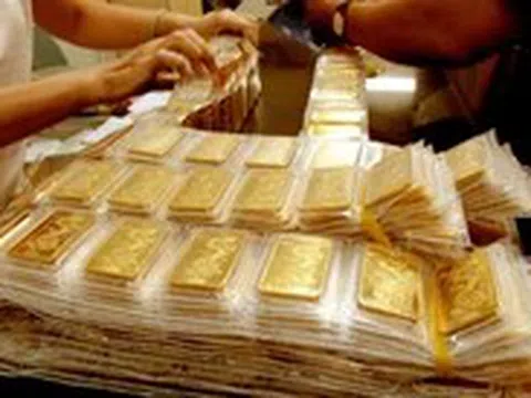 Giá vàng thế giới lao dốc mạnh, vàng miếng SJC vẫn cao hơn giá chung 12 triệu/lượng