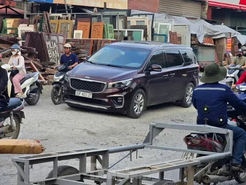 Hà Nội: Xe cộ như ‘làm xiếc’ trên 700m đường chậm tiến độ