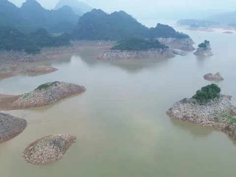Công ty thủy điện Hòa Bình nói gì về lòng hồ cạn kỷ lục?