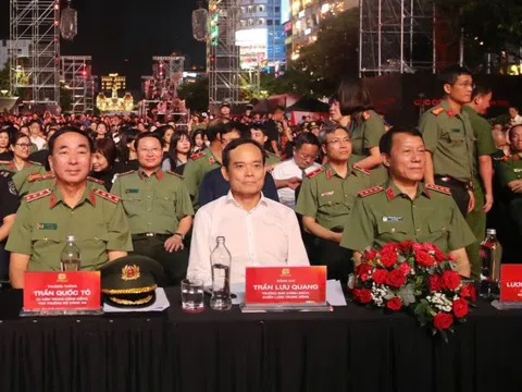 Hàng nghìn người theo dõi gala âm nhạc vinh quang Công an Nhân dân Việt Nam