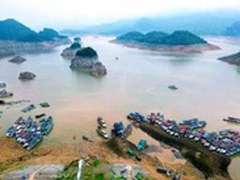 Mực nước hồ thủy điện Hòa Bình xuống thấp, vì sao?