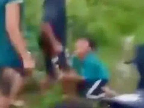 Nam sinh bị nhóm bạn đánh dã man dù đã quỳ gối xin tha