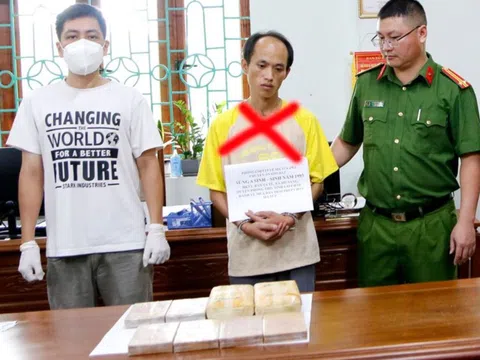 Bắt quả tang đối tượng chở 8 bánh ma tuý trong bao tải mang đi bán