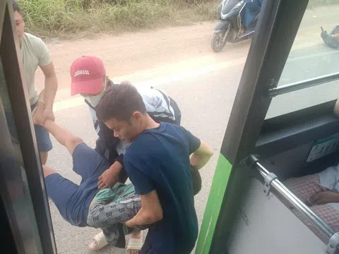 Nhân viên xe buýt đưa người bị tai nạn giao thông đi cấp cứu