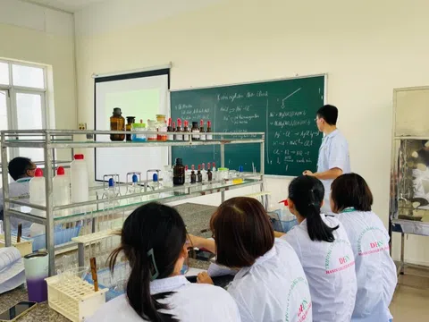 Cao đẳng Dược Hà Nội: Dạy sinh viên không chỉ biết nghề, mà phải làm được nghề