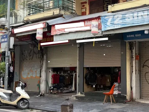 'Đột nhập' phố kinh doanh sầm uất bậc nhất Hà Nội đóng cửa bất thường