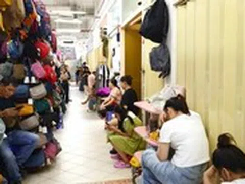 'Hàng hiệu' ở Saigon Square tiếp tục mất dấu, tiểu thương vừa bán vừa canh... đoàn kiểm tra
