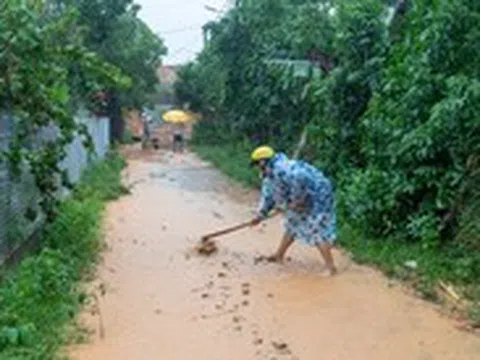 Bùn đất từ cao tốc Vạn Ninh - Cam Lộ theo nước mưa ập vào nhà dân