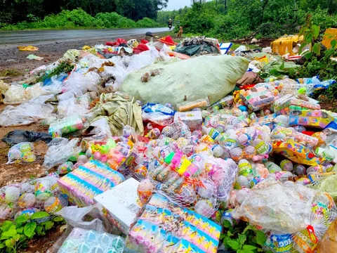 Bánh kẹo, đồ chơi trẻ em bị vứt thành đống dọc đường vắng TP Pleiku