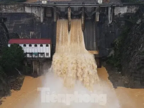 Mưa lớn, nhiều hồ chứa thủy điện Hà Tĩnh đồng loạt xả tràn
