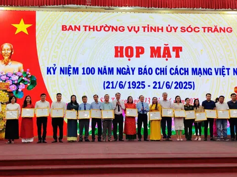 Phóng viên Báo Tiền Phong nhận bằng khen của Chủ tịch tỉnh Sóc Trăng