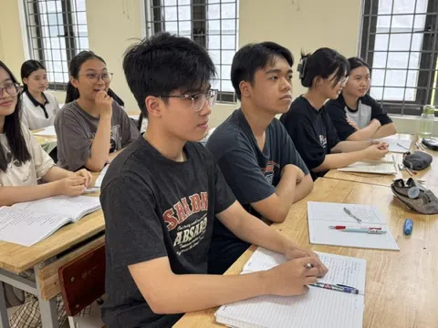 Thi tốt nghiệp THPT 2025: Học sinh làm gì để 'vượt vũ môn'?