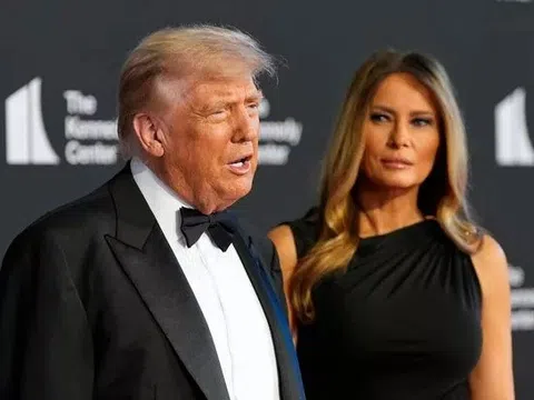 Phớt lờ sự phản đối, ông Trump cùng bà Melania dự thảm đỏ