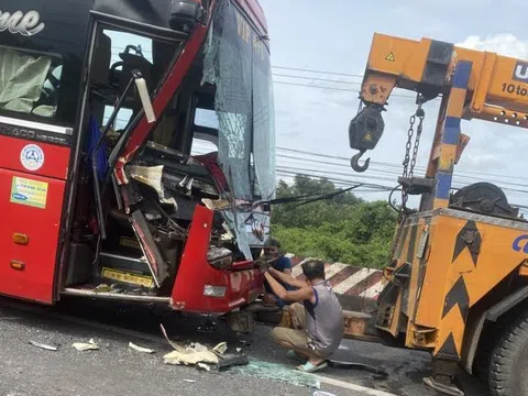 Tai nạn liên hoàn, lơ xe khách thoát chết nhờ ra sau kiểm vé