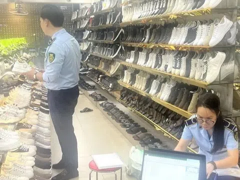 Hà Nội: Tạm giữ 2.570 sản phẩm tại cửa hàng giày dép thời trang trên phố Cầu Giấy