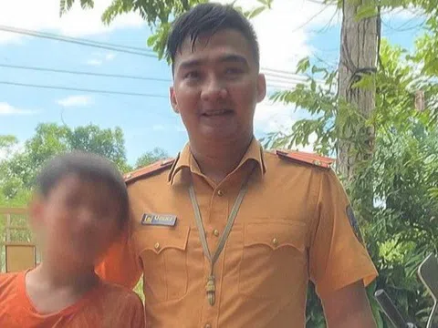 Thượng úy công an bơi giữa dòng nước lũ cứu bé trai