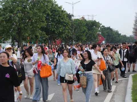 Biển người đổ về Hưng Yên
