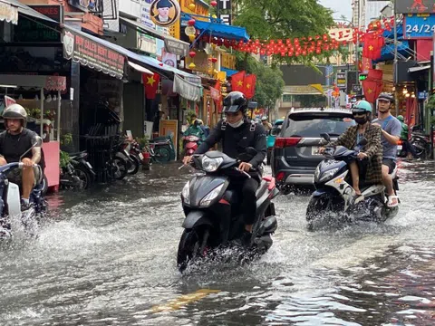 Người dân và du khách bì bõm lội nước ở 'phố Tây' Bùi Viện sau mưa lớn