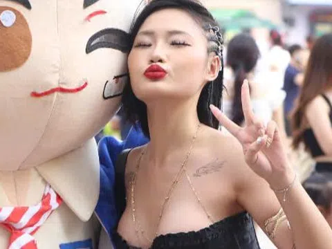 Fan nữ mặc sexy đi xem concert 33 anh trai
