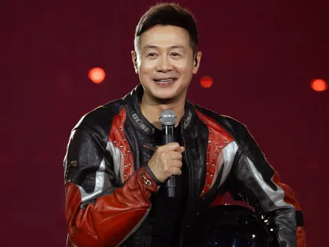 Hàng vạn người 'tắm mưa', khản giọng cổ vũ 33 anh tài tới đêm