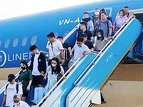 Vietnam Airlines từ Đà Nẵng đi Hà Nội chuyển hướng hạ cánh khẩn ở Phú Bài cấp cứu khách nữ