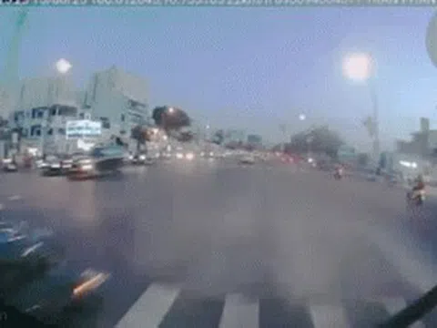 [Clip] Camera hành trình ghi lại cảnh xe Jeep đâm loạt xe máy, tông 2 mẹ con tử vong