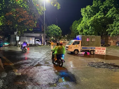 Đường tại thành phố Hòa Bình nứt gãy sau mưa lớn, tạm thời cấm đường