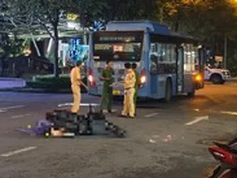 Va chạm với xe buýt, người phụ nữ đi xe máy tử vong ở quận 1