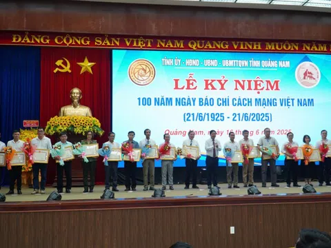Văn phòng báo Tiền Phong tại miền Trung nhận bằng khen của UBND tỉnh Quảng Nam