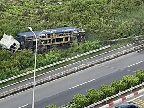 Xe đầu kéo văng khỏi đường cao tốc TPHCM - Long Thành - Dầu Giây