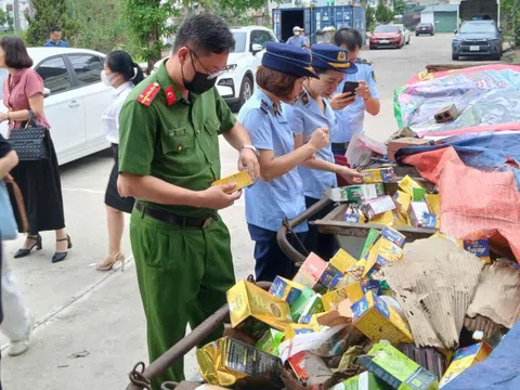 Phát hiện hàng vạn hộp thực phẩm chức năng hết hạn bị đổ tại điểm tập kết rác ở Hạ Long