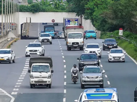 Xe máy tràn vào cao tốc Đại lộ Thăng Long 'né' ùn tắc