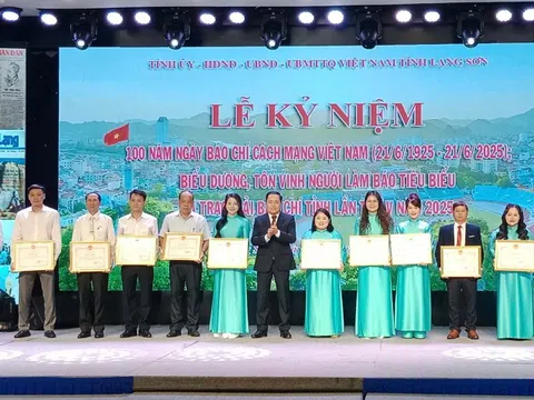 Phóng viên Tiền Phong nhận bằng khen của tỉnh Lạng Sơn, Thái Nguyên