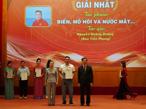 Bài viết 'Biển, mồ hôi và nước mắt' trên báo Tiền Phong đoạt giải Nhất giải báo chí Quảng Ninh