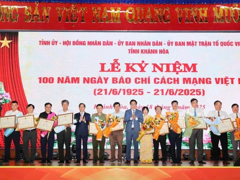 Báo Tiền Phong nhận Bằng khen của Chủ tịch UBND tỉnh Khánh Hòa