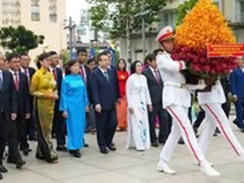 Lãnh đạo TP.HCM dâng hoa tưởng niệm Chủ tịch Hồ Chí Minh nhân kỷ niệm 100 năm Ngày Báo chí Việt Nam