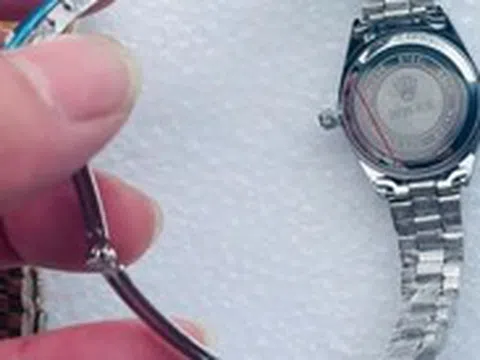 Bắt giữ 450 đồng hồ giả nhãn hiệu Rolex vận chuyển từ Trung Quốc