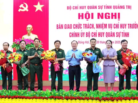 Bàn giao chức trách, nhiệm vụ Chỉ huy trưởng và Chính ủy Bộ Chỉ huy quân sự tỉnh Quảng Trị